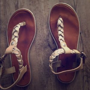 American Eagle between the toe strappy sandal